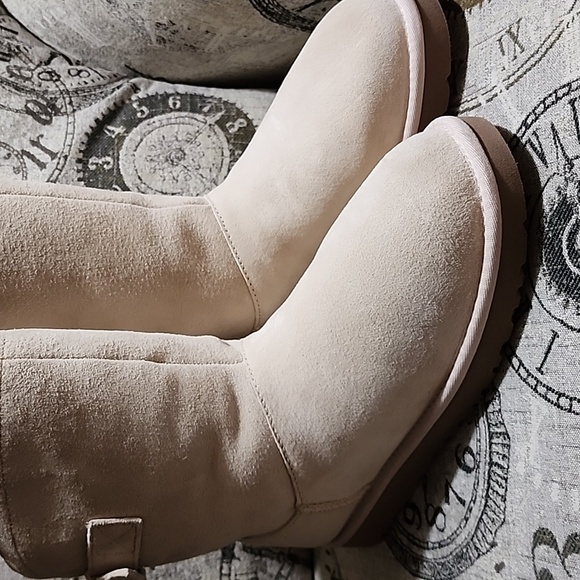 New Ugg Cream Color Boots - Picture 1 of 3